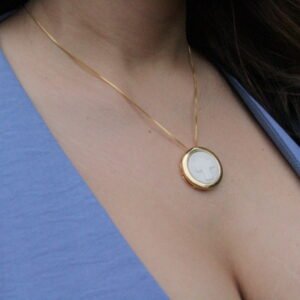 COLAR REDONDO CRUZ MADREPÉROLA Dourado