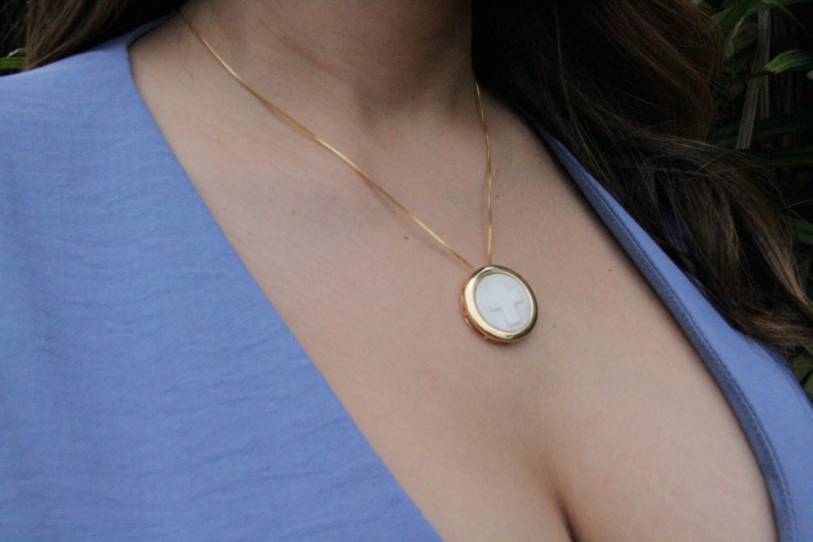 COLAR REDONDO CRUZ MADREPÉROLA Dourado